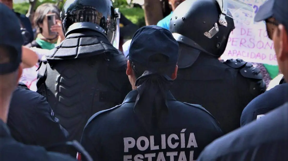 MUJER POLICIA (6)